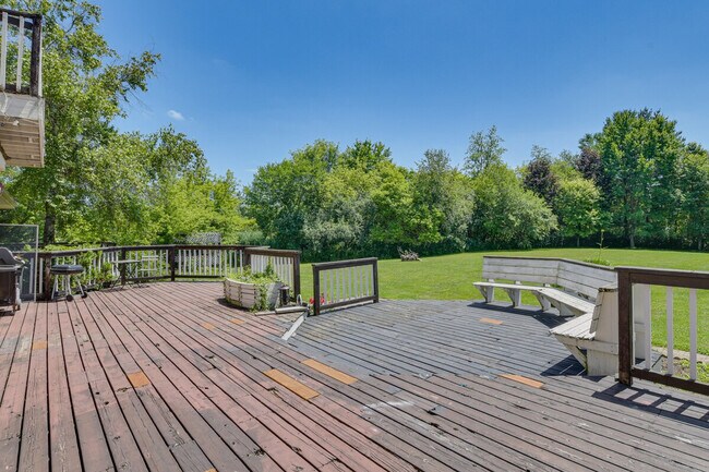 Building Photo - 7 Creekside Ln