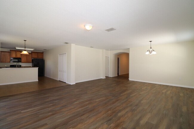 Building Photo - Easy Living 3/2/2