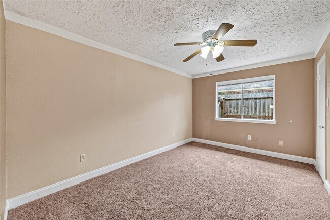 Building Photo - 15815 Thistledew Dr