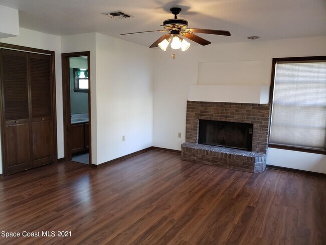 Building Photo - 2575 Palm Lake Dr