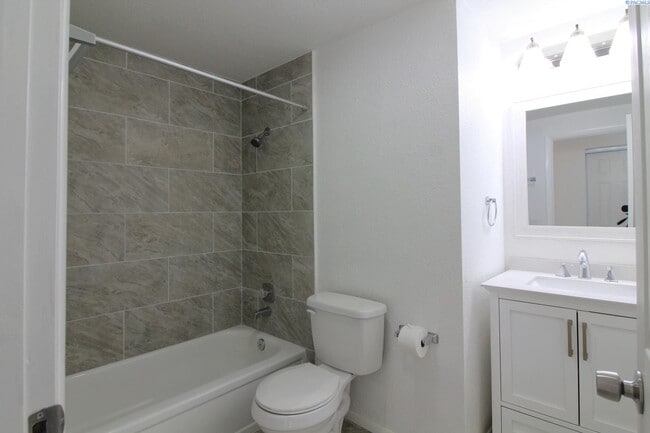 Building Photo - Updated West Kennewick 5 Bed/3 Bath House