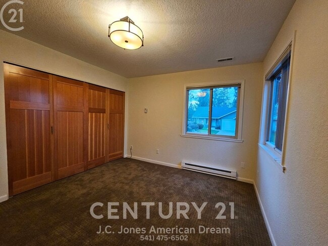 Building Photo - Prime Southern Oregon Location for the Outdoor Enthusiast