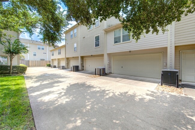 Building Photo - 830 W Heights Hollow Ln