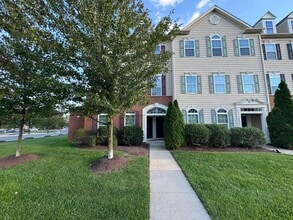 Building Photo - Gorgeous 2 Bed 2 Bath End-Unit Townhome In...