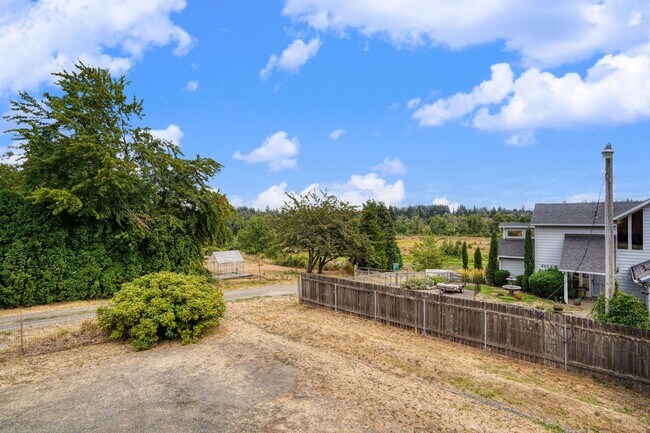 Building Photo - Wonderful 4 bedroom, 2 Bath on Oversized l...