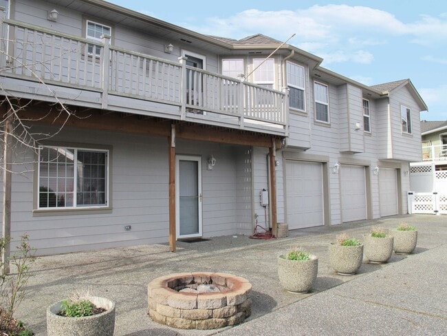 Building Photo - ***PENDING APPLICATIONS***4BD/3BA Home wit...