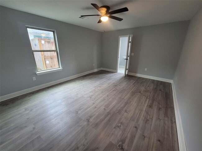 Building Photo - 4859 Bellnole Dr