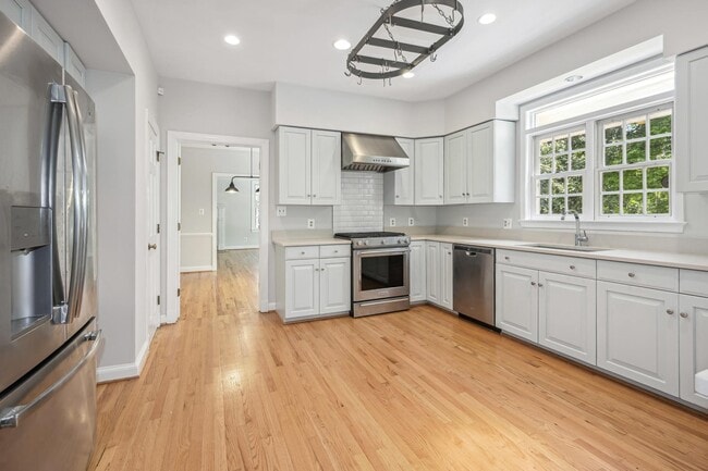 Building Photo - 3525 Williamsburg Ln NW