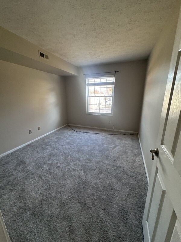 Building Photo - 1155 Charter Oak Ln