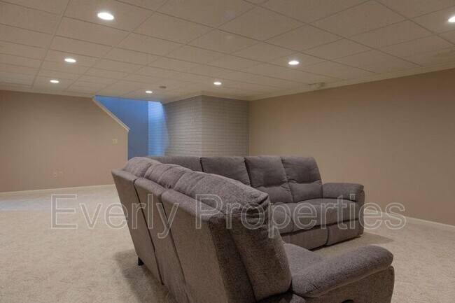 Building Photo - 1617 Legend Cir