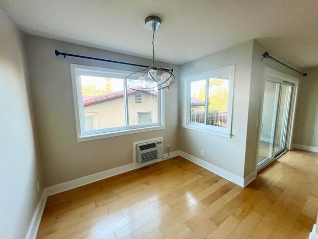 Building Photo - Modern 2BR/2BA Hillcrest Condo with Private Balcony & Amenities
