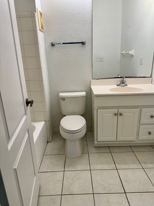 Building Photo - Harbour Island Townhome