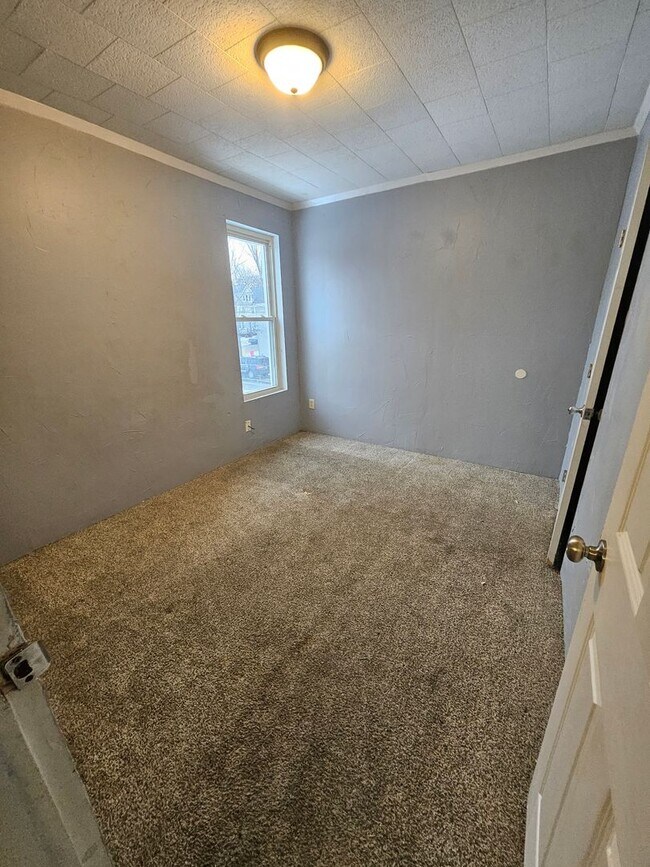 Building Photo - 652 E 4th St