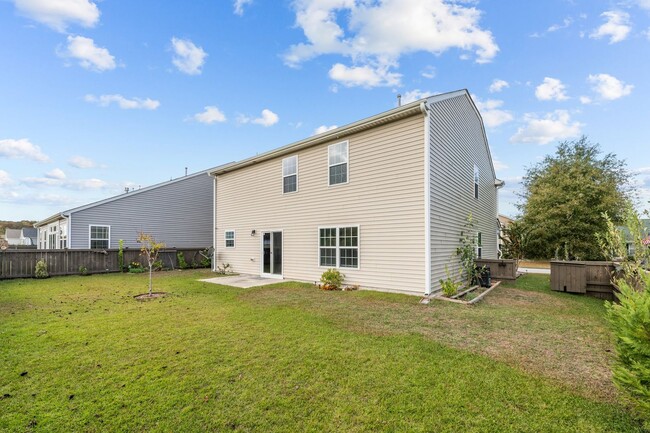 Building Photo - Lake View Four Bedroom 2.5 Bath Home