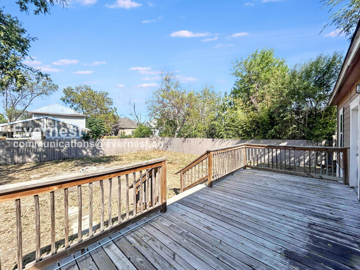 Building Photo - 207 University Ave.