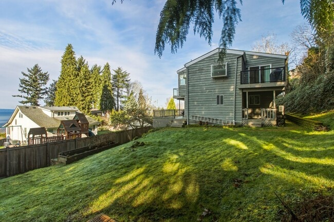 Building Photo - Stunning Sound & Olympic Mountain View Home in North Admiral