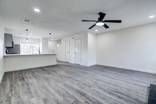 Building Photo - RIVER CROSSING ATX - 2BD/2.5BA - TOWNHOUSE - NEAR DOWNTOWN - NEW INTERIOR - $1495