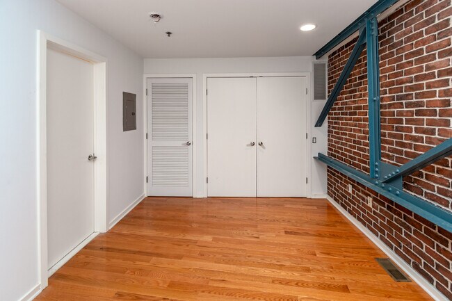 Building Photo - 36 Moore St