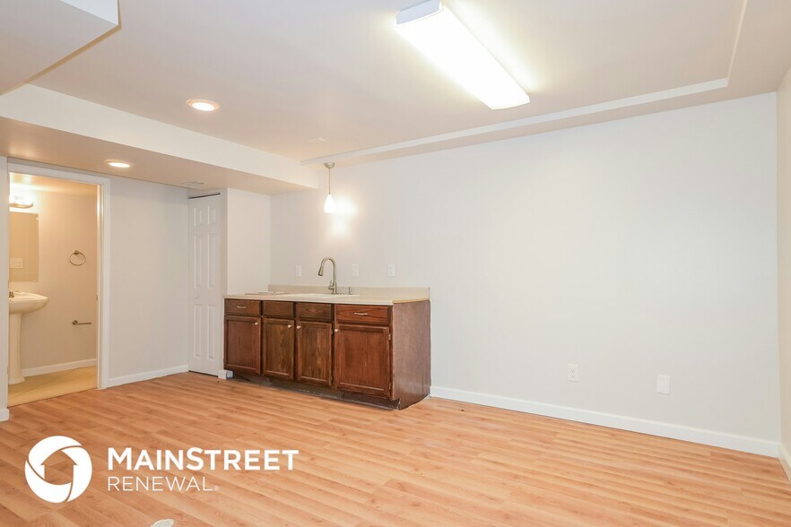 Building Photo - 5501 White Oak Ln
