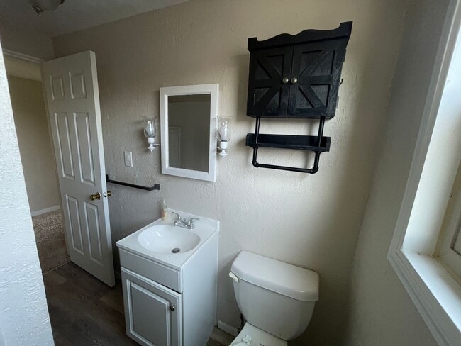 Building Photo - AVAILABLE NOW!! 3 BED 1 BATH SINGLE FAMILY...