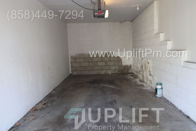 Building Photo - 2 Bed, 2 Bath w/ garage & fireplace