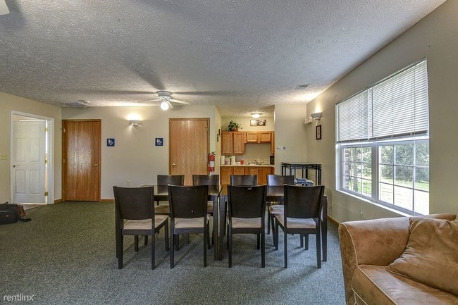 Building Photo - 3 br, 1.5 bath Townhome - Canterbury Place