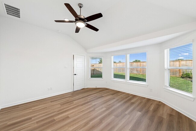 Building Photo - 32419 Sunbeam Dr