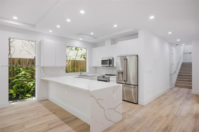 Building Photo - 3162 Plaza St