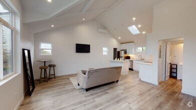 Building Photo - Spacious Coronado Apartment - AC, W/D and ...