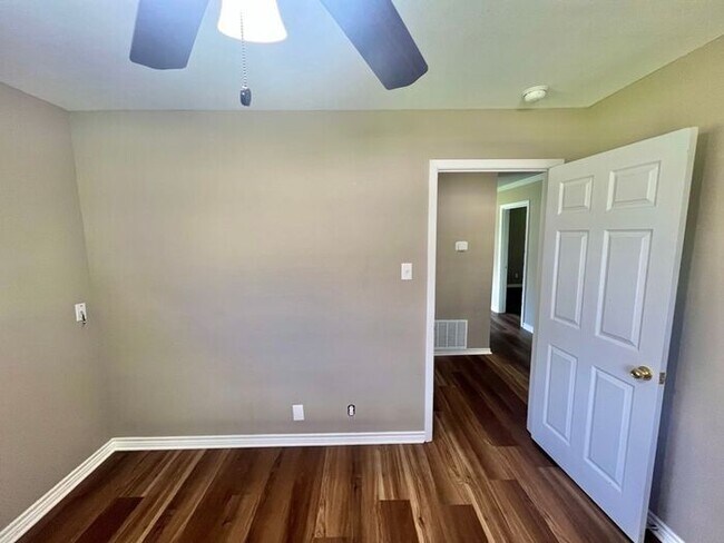 Building Photo - Tour Today! 3 Bedroom 2 Bath Single Family Home in Longview!