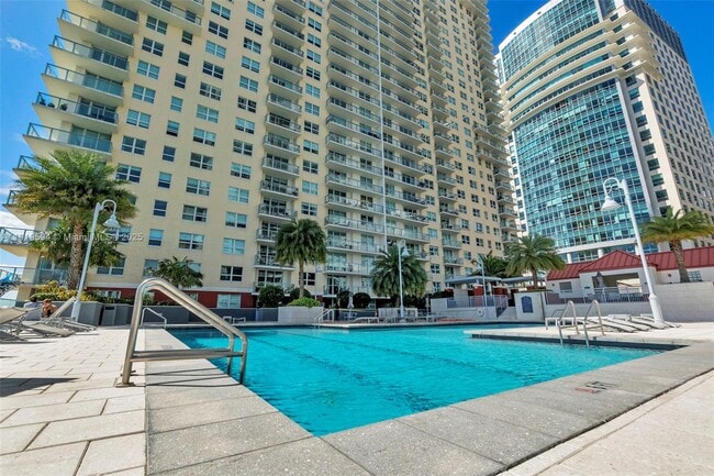 Building Photo - 1155 Brickell Bay Dr