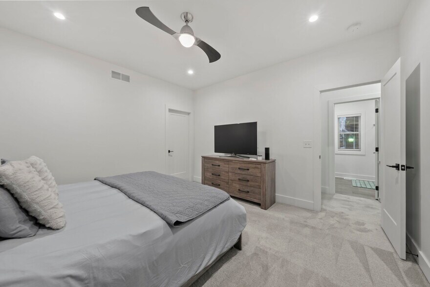 Building Photo - 1205 Hamlet St