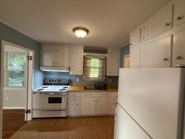 Building Photo - Cozy Home with Character