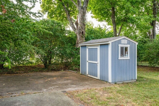 Building Photo - Adorable WE-HO Cottage