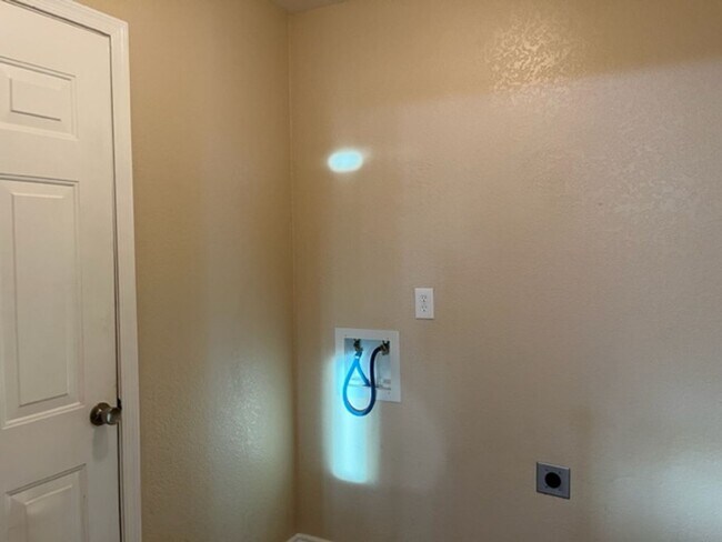 Building Photo - 3 Bedroom - 2 Bath Home - Dogs Allowed