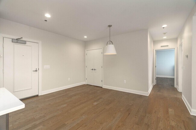 Building Photo - 525 W Lafayette Blvd