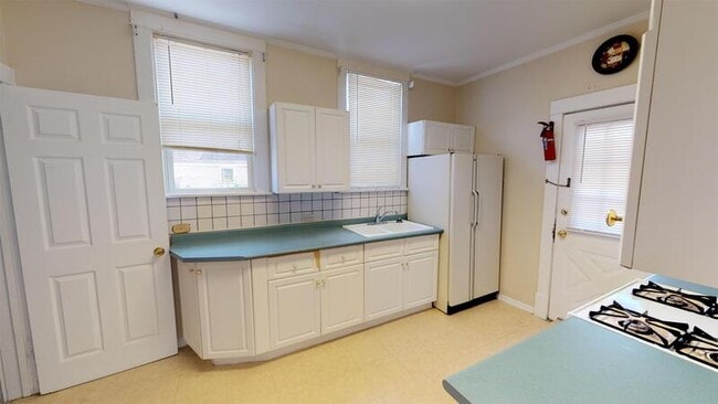 Building Photo - 822 Dewey Ave