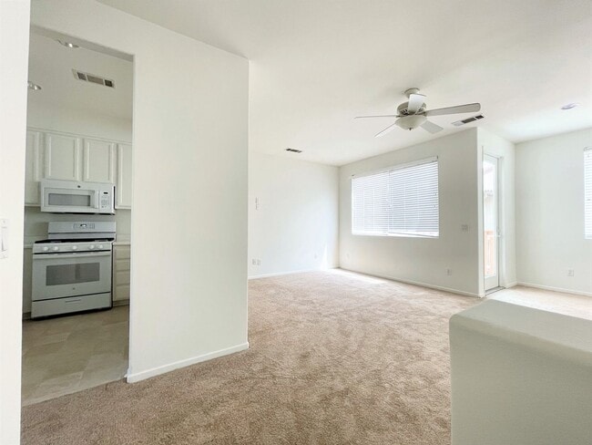 Building Photo - Beautiful Townhome in Rancho Carrillo!