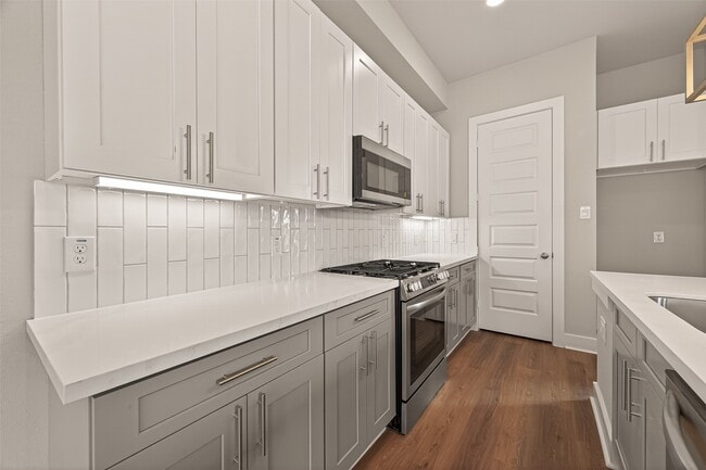 Building Photo - 1504 Hussion St