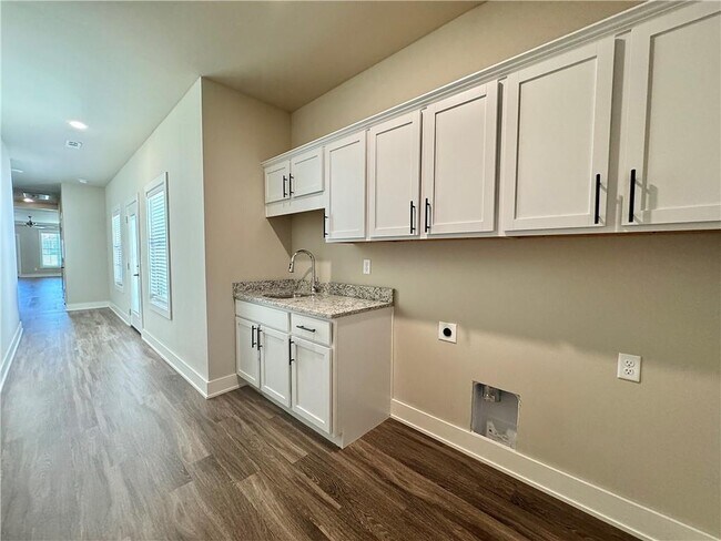 Building Photo - 811 NE Hts Ln