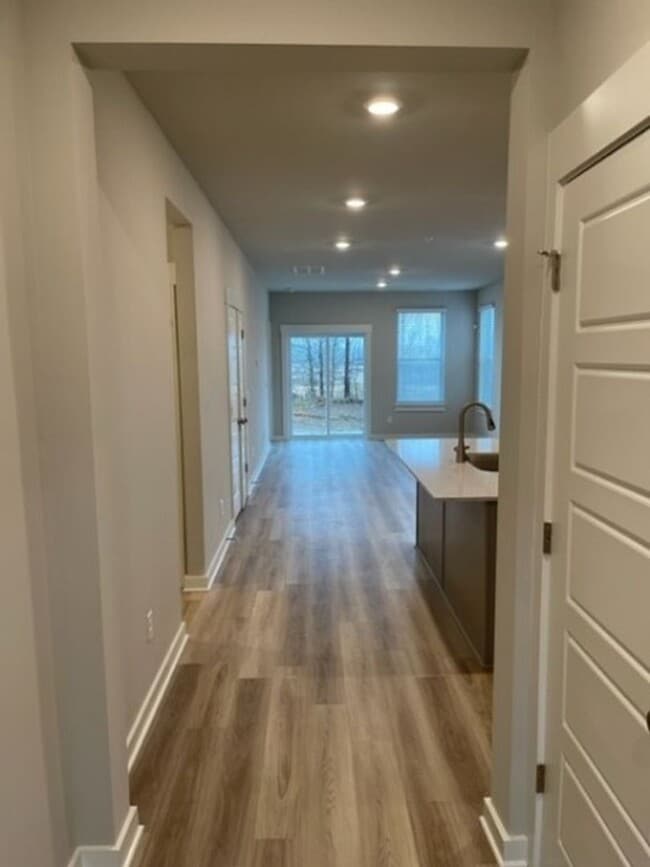 Building Photo - Stunning home in Spring Hill