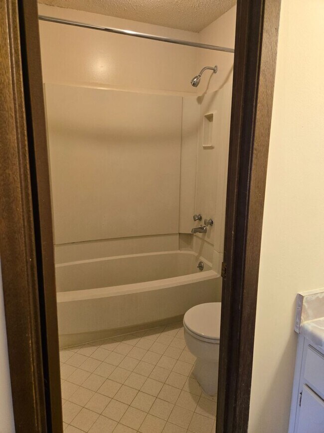 Building Photo - 1 Bedroom, 1.5 Bath Townhouse