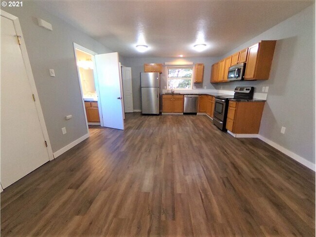 Unit3-Kitchen +living - 6867 N Fessenden St