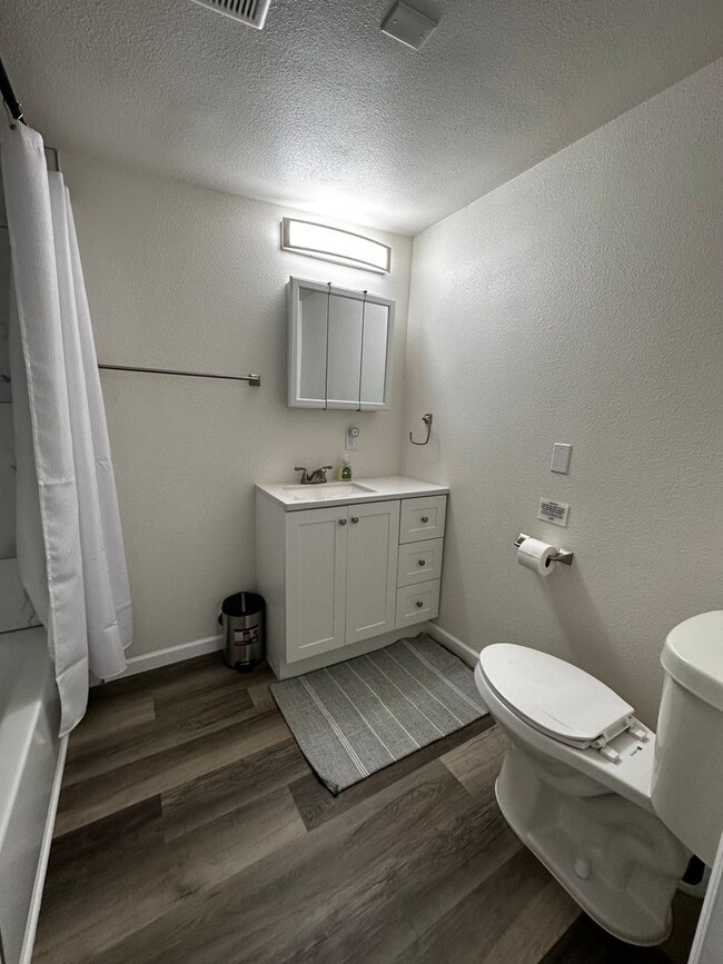 Building Photo - Beautiful Newly Remodeled Furnished Home: ...