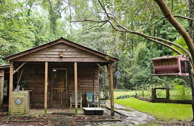 Building Photo - Charming 3-Bedroom Home on Spacious ¾ Acre...