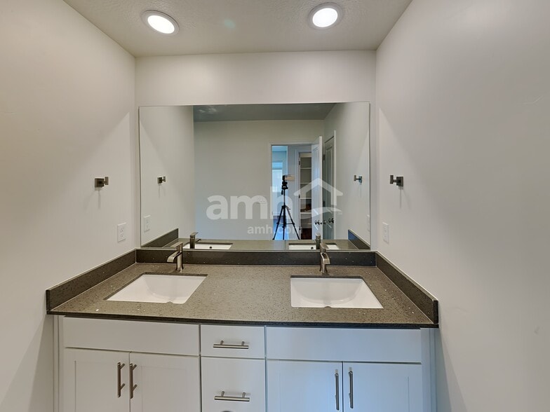 Building Photo - 226 N Dry Crk Rd