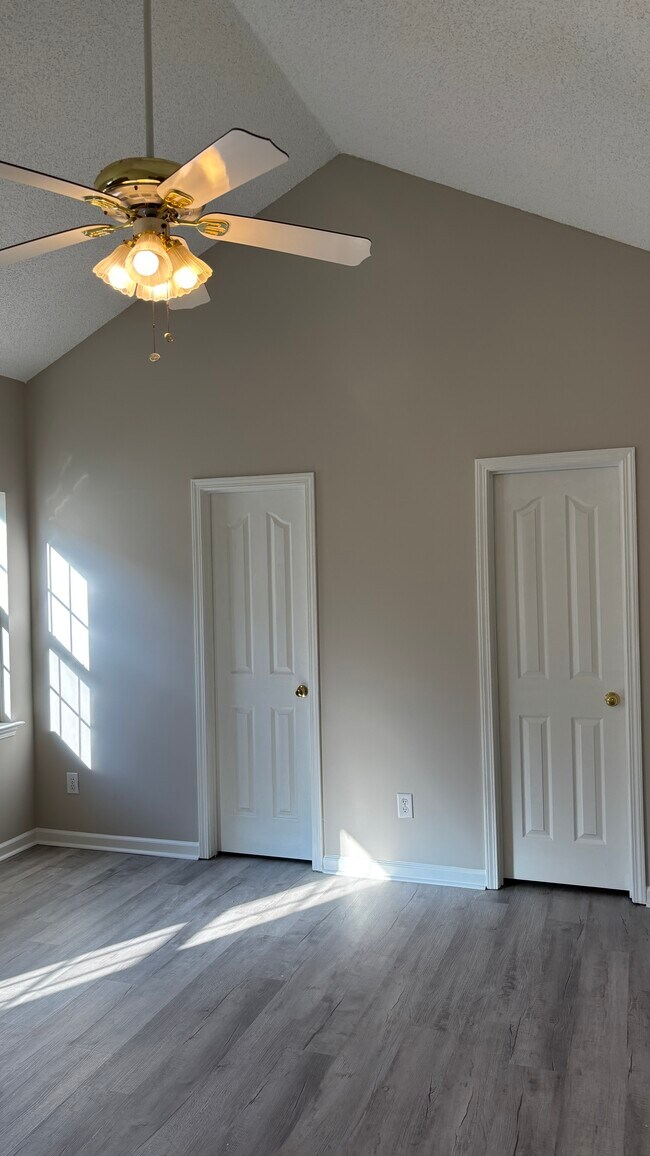 Building Photo - 12045 Evergreen Hollow Dr