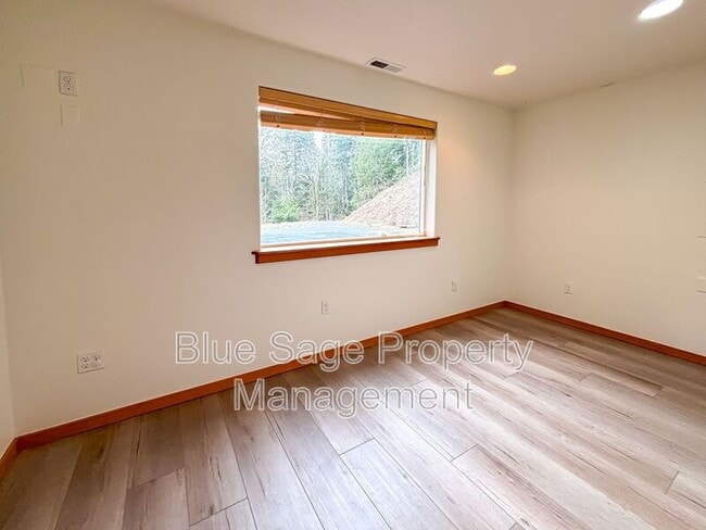 Building Photo - 241896 US-101