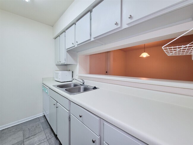 Building Photo - 8435 Hearth Dr
