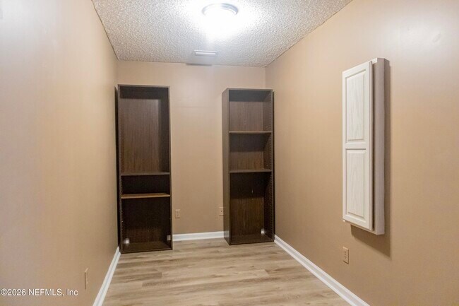 Building Photo - 2034 Belhaven Dr